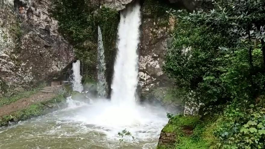 El "chorrón" de Covadonga ruge con fuerza tras las intensas lluvias