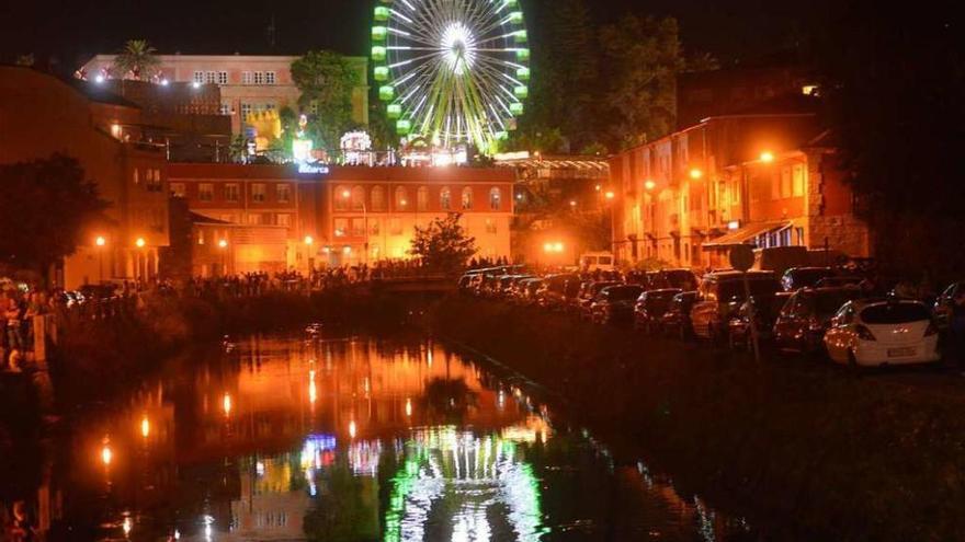 Las atracciones festivas de la Peregrina se instalan en la Alameda y la calle Reina Victoria. // G. Santos