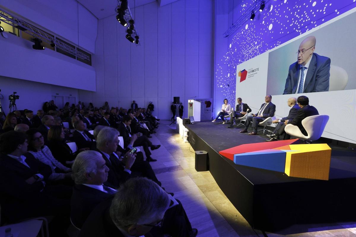 Un momento de la mesa redonda “Visiones para el futuro agroalimentario” con José Armando Tellado, de Central Lechera Asturiana, Carlos Moro, de Matarromera, José Manuel Ferreño, de Vegalsa Eroski y José Cabanas, de Hijos de Rivera. Modera Covadonga Jiménez de La Nueva España.