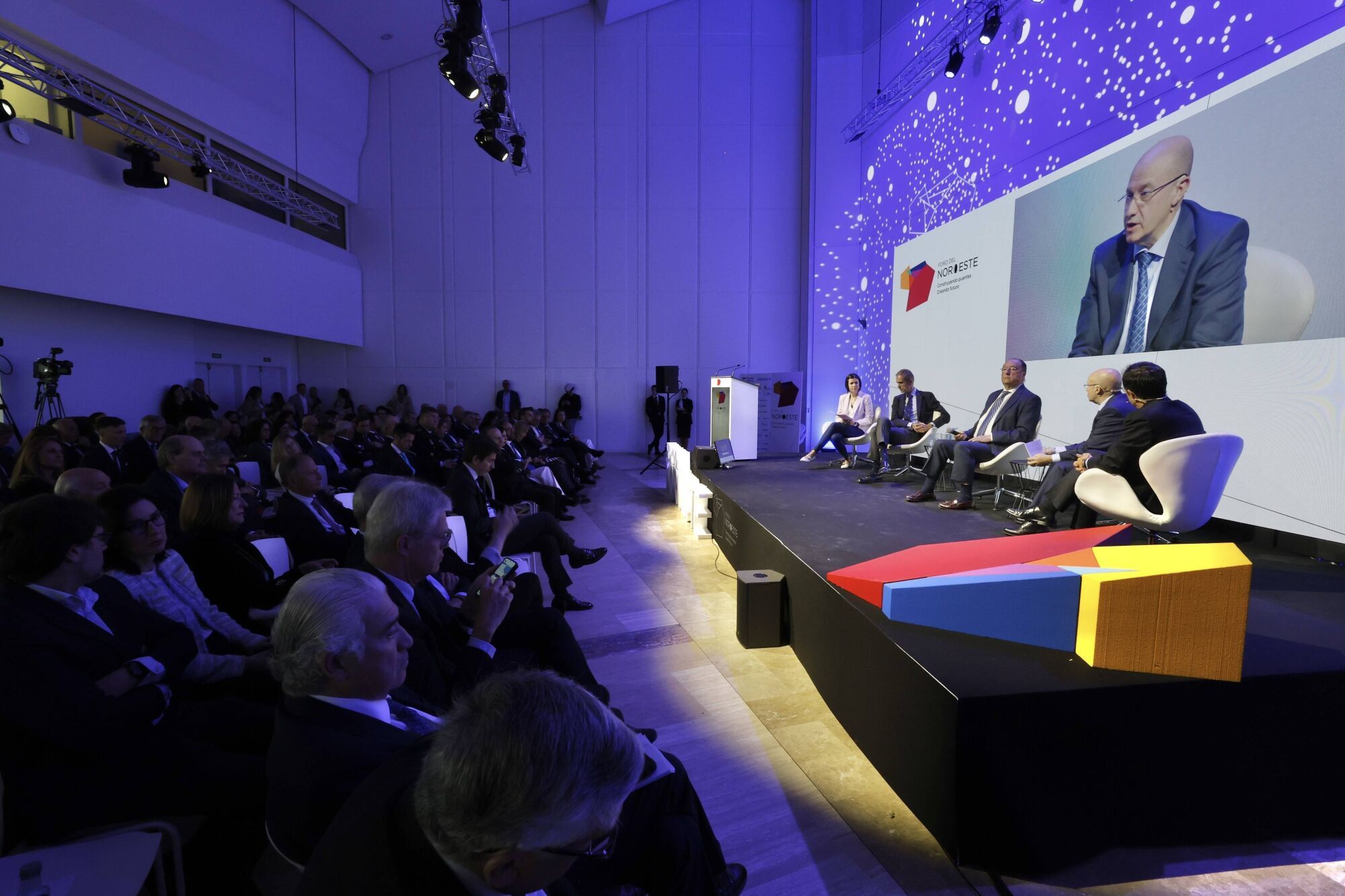 Un momento de la mesa redonda “Visiones para el futuro agroalimentario” con José Armando Tellado, de Central Lechera Asturiana, Carlos Moro, de Matarromera, José Manuel Ferreño, de Vegalsa Eroski y José Cabanas, de Hijos de Rivera. Modera Covadonga Jiménez de La Nueva España.