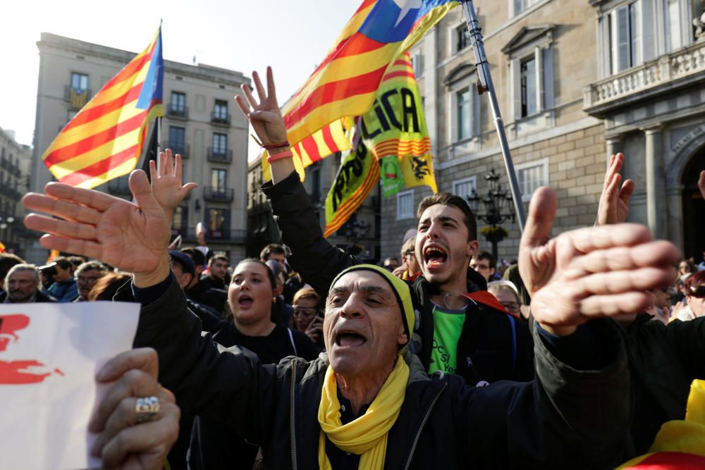 Manifestantes protestan en Barcelona con la careta de Puigdemont.