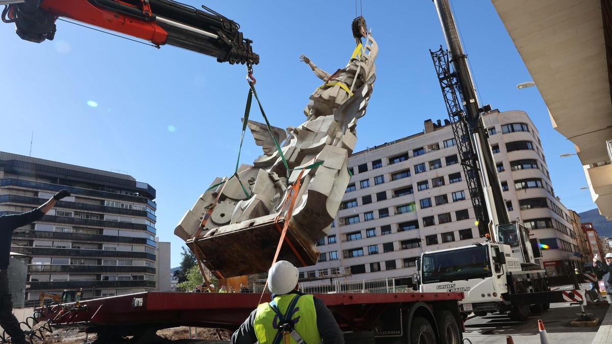 Retiran el monumento de San Jorge del parque de la Rosaleda