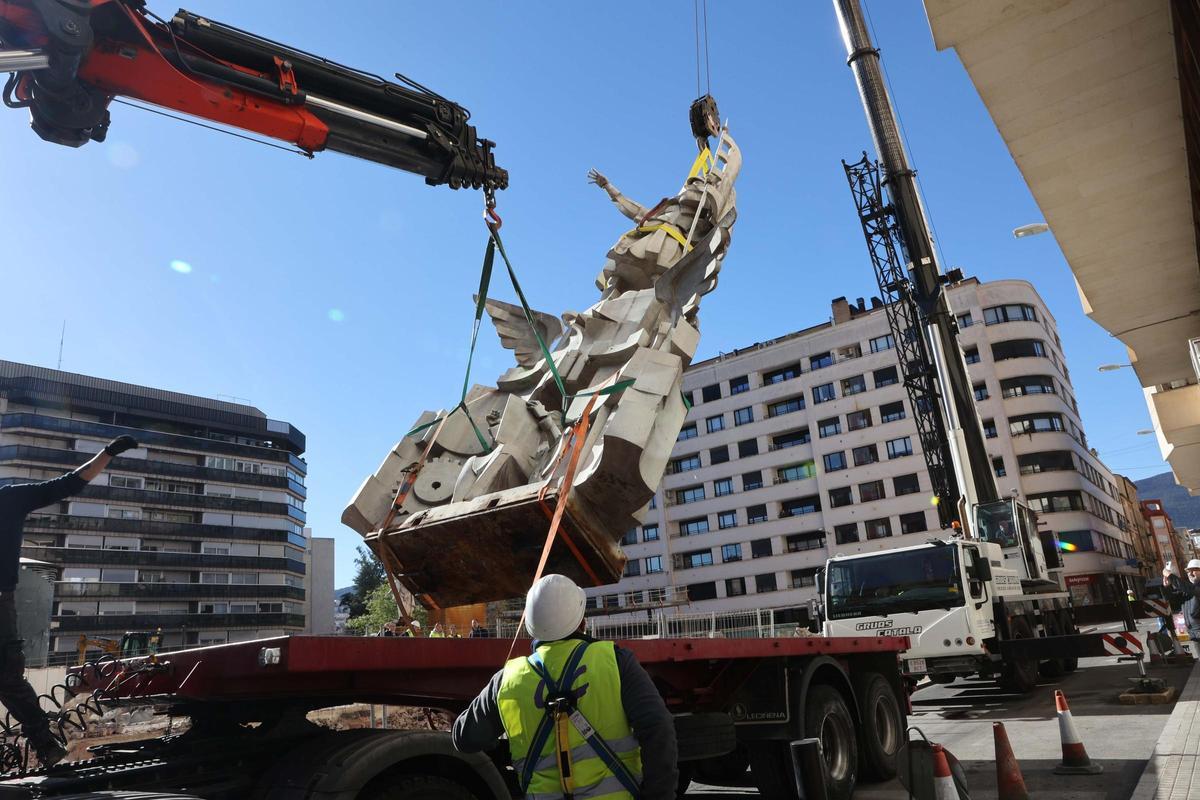 Retiran el monumento de San Jorge del parque de la Rosaleda