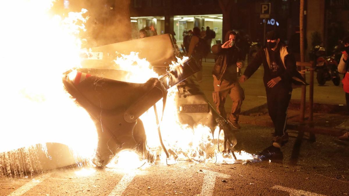 Quema de contenedores durante la manifestación por la detención del rapero Pablo Hasél, este martes.