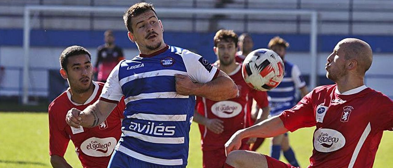 Una acción del partido entre el Avilés Stadium y el Tineo. | Ricardo Solís