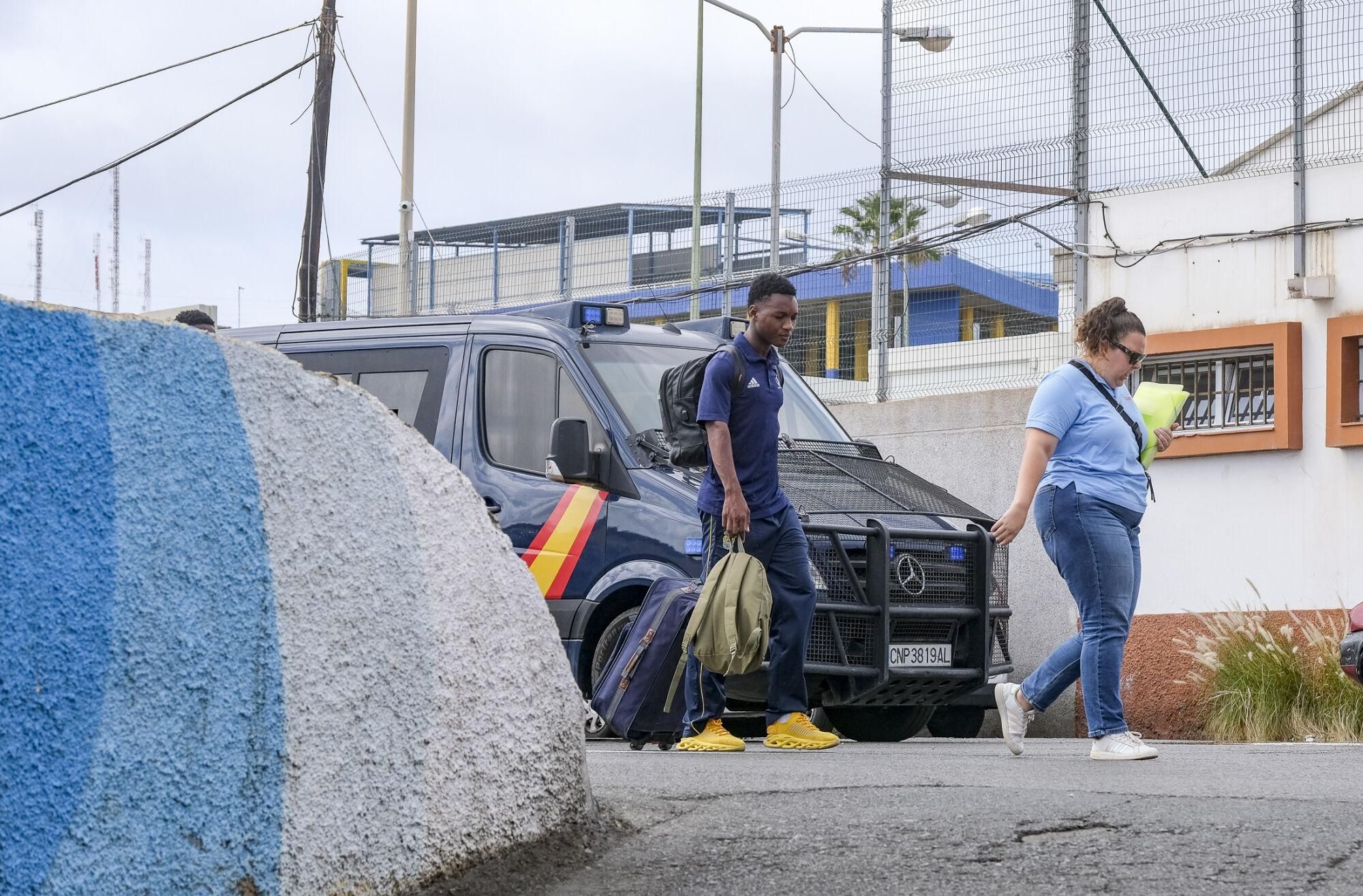 Traslado de menores migrantes asilados a las instalaciones del Canarias 50 en La Isleta
