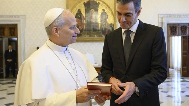 El president del Govern espanyol, Pedro Sánchez, amb el papa Lleó XIV, ahir. | SIMONE RISOLUTI / EFE