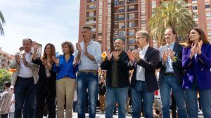 Acto de campaña del PP en Badalona con Rosa del Amo (segunda por la izquierda) y Juan Fernández (segundo por la derecha) acompañando al candidato popular