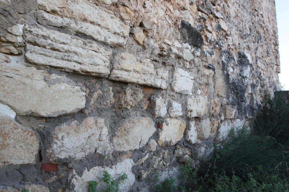 Muralla en el entorno de la desaparecida ermita de Santes.