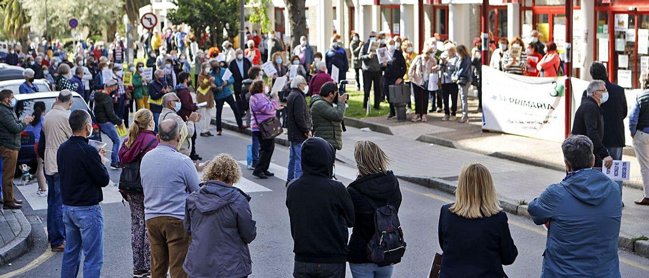 Protesta de usuarios ante el centro de salud de Perchera, en Gijón, el pasado mes de mayo reclamando la vuelta de la atención presencial. | Marcos León