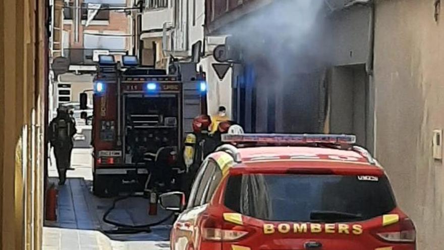 Los bomberos han acudido a la extinción del incendio en el centro de transformación de la calle San Vicente de Nules.