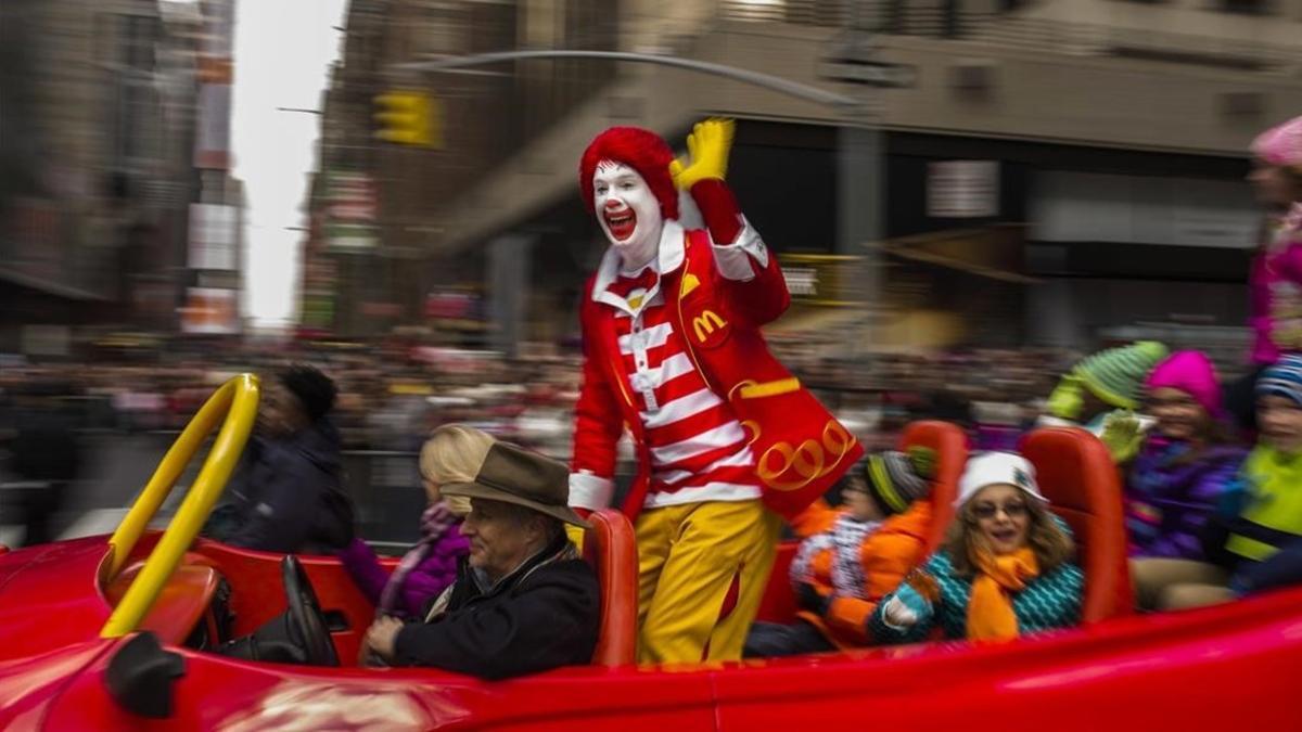 Ronald, el 'clown' de McDonald's, saluda a la multitud durante un desfile de Acción de Gracias, en Nueva York, el 26 de noviembre del 2015.