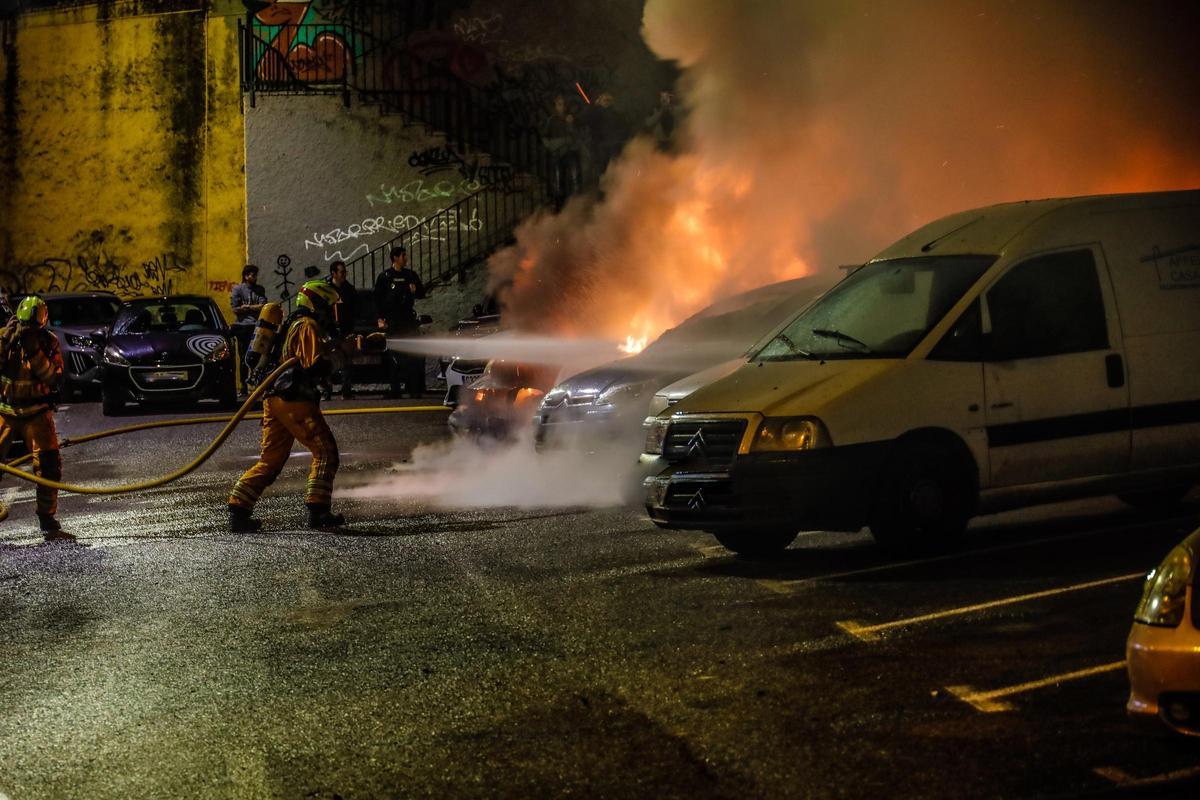Imágenes del incendio de coches en Alcoy