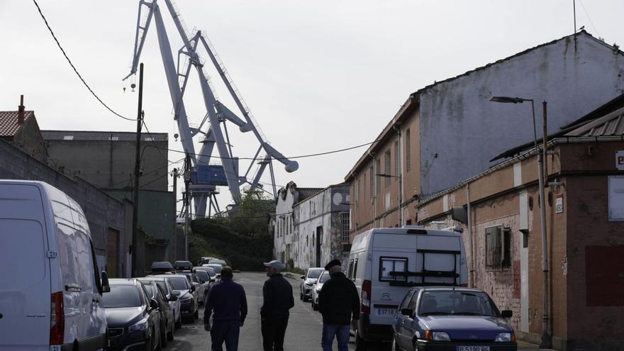 Por la izquierda, Francisco Escudero, Alfredo Lorenzo y Juan Ramón Rubianes, observando las naves abandonadas de la calle Móstoles. | JUAN PLAZA