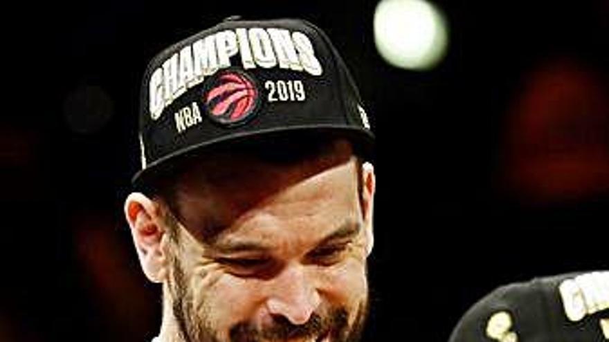 Marc Gasol con el trofeo de campeón de la NBA.