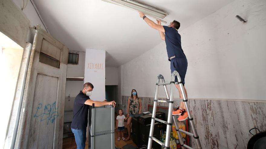 Integrantes de la peña Xivarri ultimaban ayer la preparación de su casal para las fiestas.