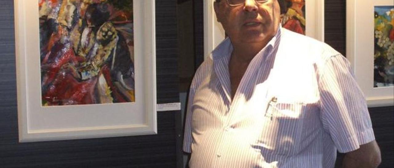 Carlos San Gregorio junto a su obra en una de las últimas exposiciones que realizó en Zamora. | M.J.C.