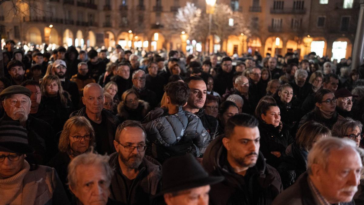 Minuto de silencio por las 5 víctimas, esa tarde en la plaza del ayuntamiento de Manlleu