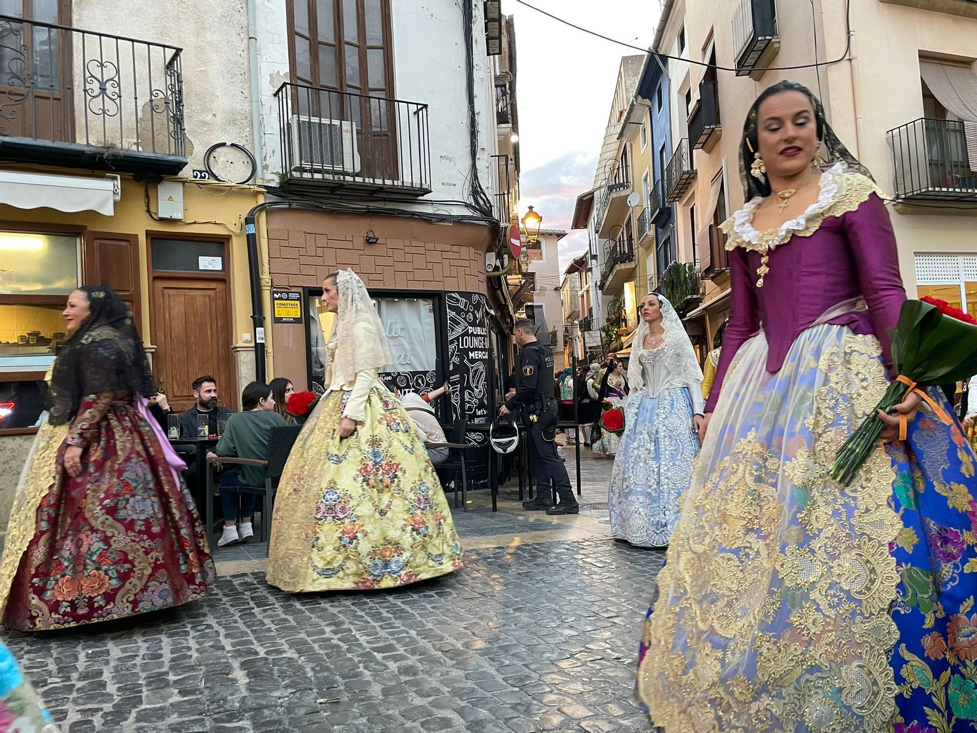 Más de 2.000 falleros y falleras participan en la Ofrenda de Xàtiva a la Mare de Déu de la Seu