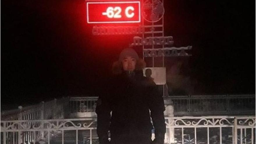Un hombre posa junto a un termómetro en Siberia. // Instagram