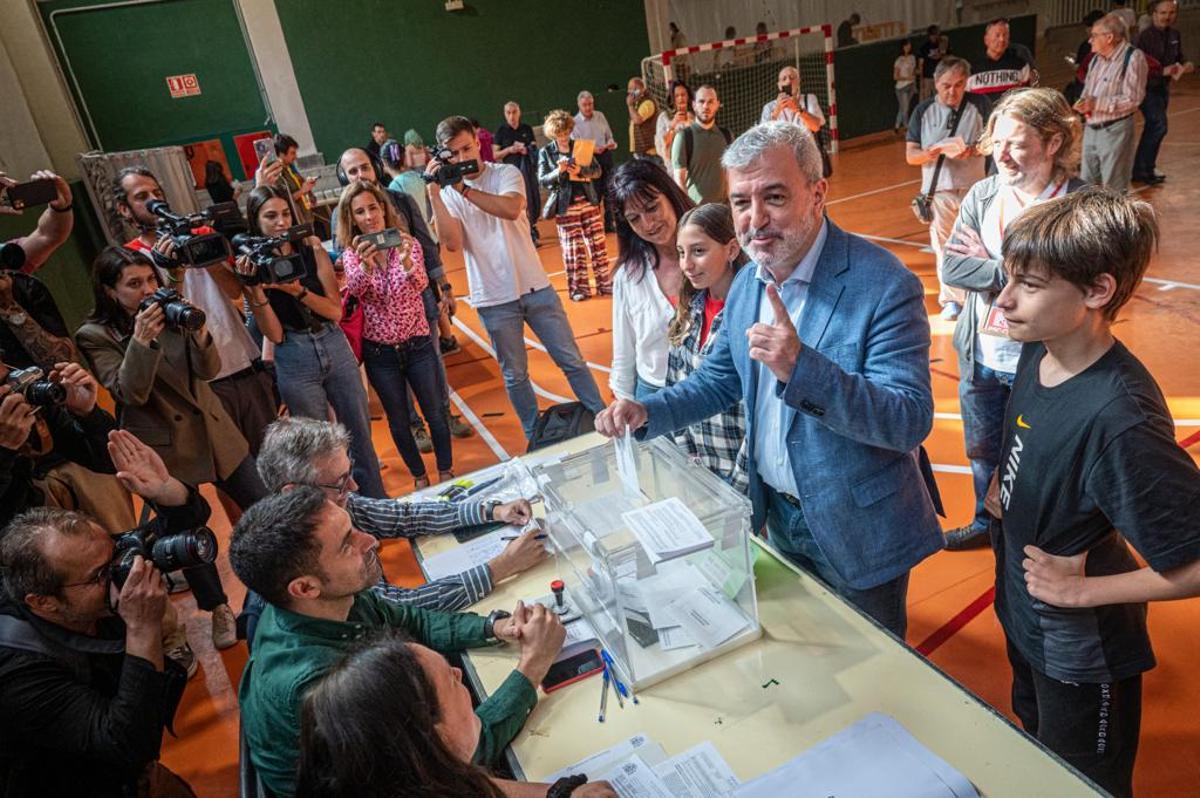 Jaume Collboni ha votado en la escuela Grèvol, en el barrio del Front Marítim del Poblenou