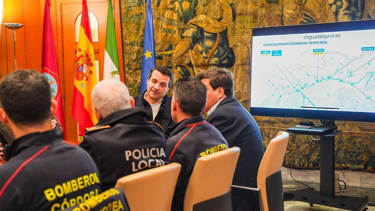 El alcalde de Córdoba, José María Bellido, durante una reunión del comité de emergencia local.