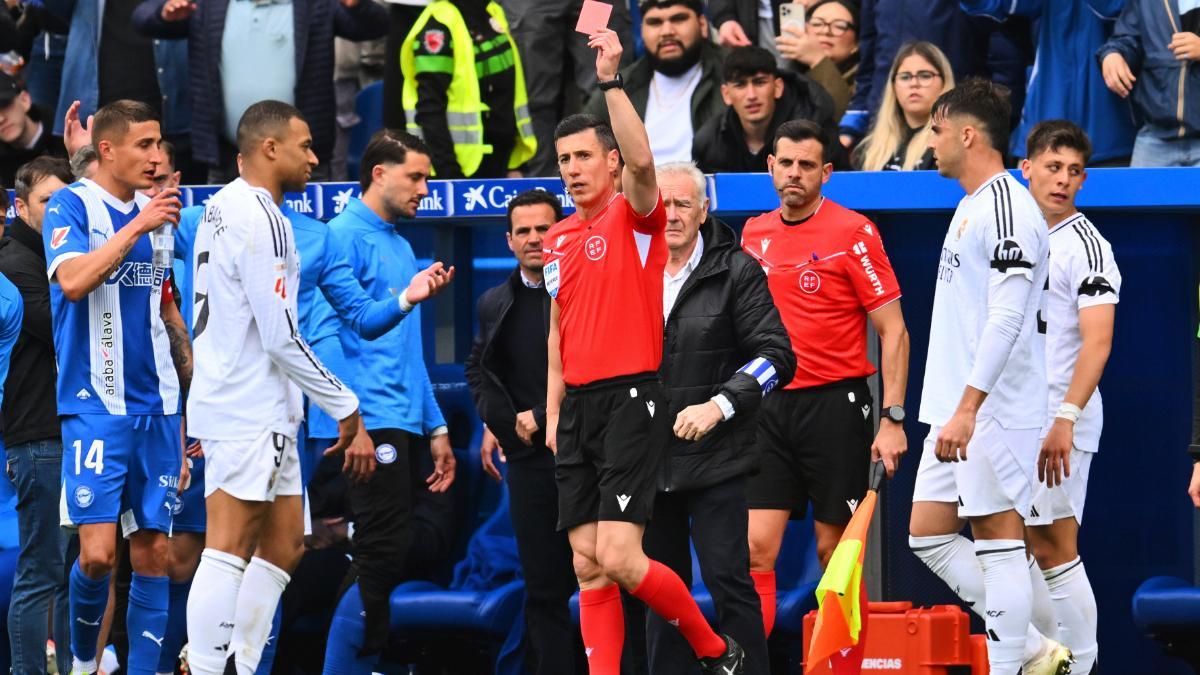La reacción de Mbappé al ver la roja