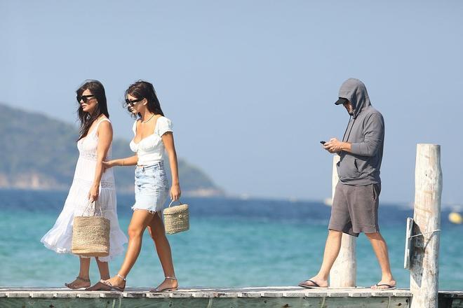 Leonardo DiCaprio con su novia y su madre en un yate