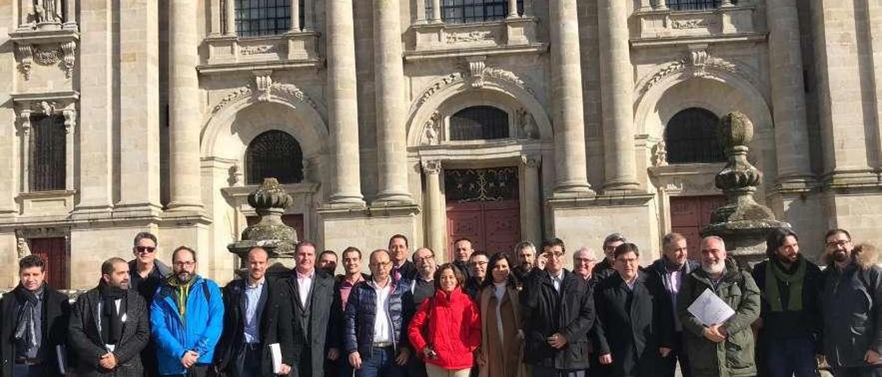 Asun Cámara, en el centro, junto a otros participantes en la coferencia celebrada en Lugo.