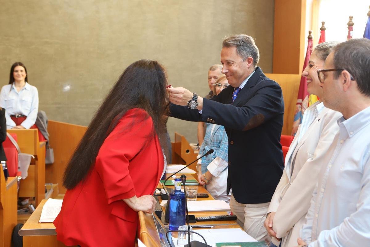 Momento de imposición de la medalla de concejal por parte del alcalde.