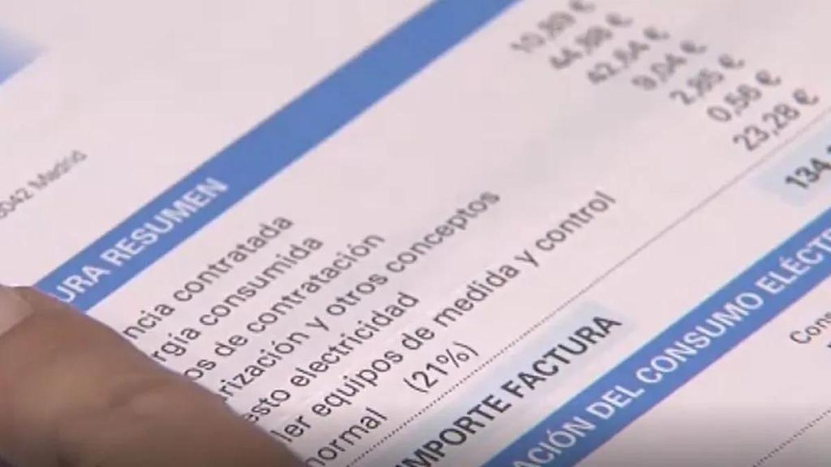 Actualmente, el bono social eléctrico aplica un descuento del 42,5% a los consumidores vulnerables y del 57,5% a los vulnerables severos