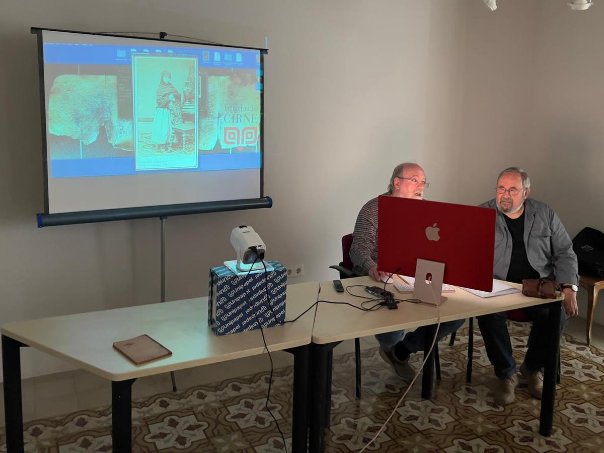 Enric Martínez y Antoni Espinós explican los detalles de la base de datos de la Fundació Cirne. En la pantalla, una fotografía de 1870