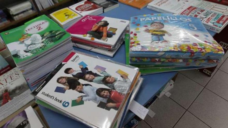 Unos 77.000 gallegos se quedaron sin ayudas para libros de texto en 5 años