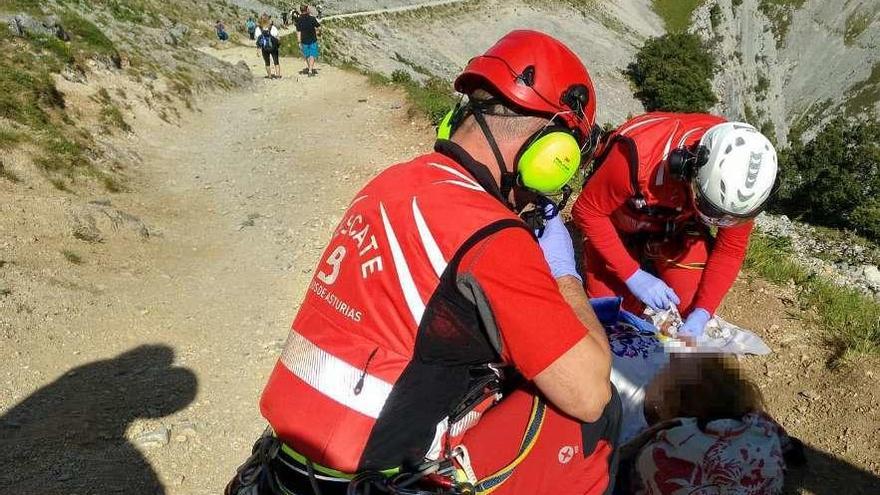 Los rescatadores atienden a la mujer lesionada en la Ruta del Cares.