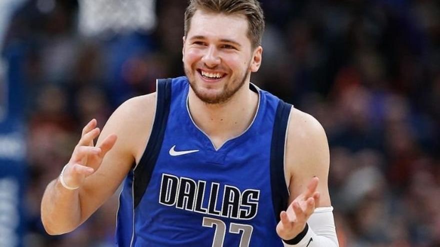 Luka Doncic, sonriente tras encestar con Dallas