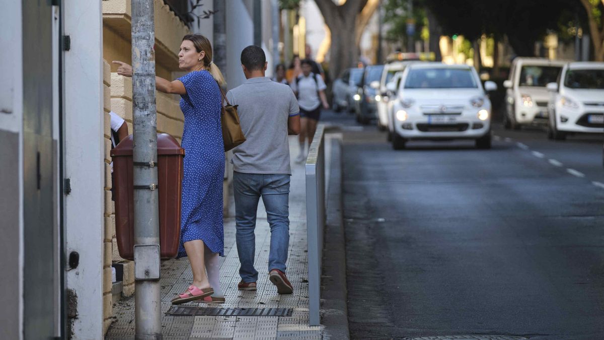 Acceso al colegio Hispano Inglés por la Rambla de Santa Cruz.