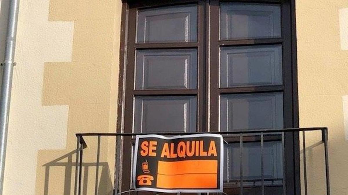 Cartel de 'Se alquila' en el balcón de un edificio residencial.