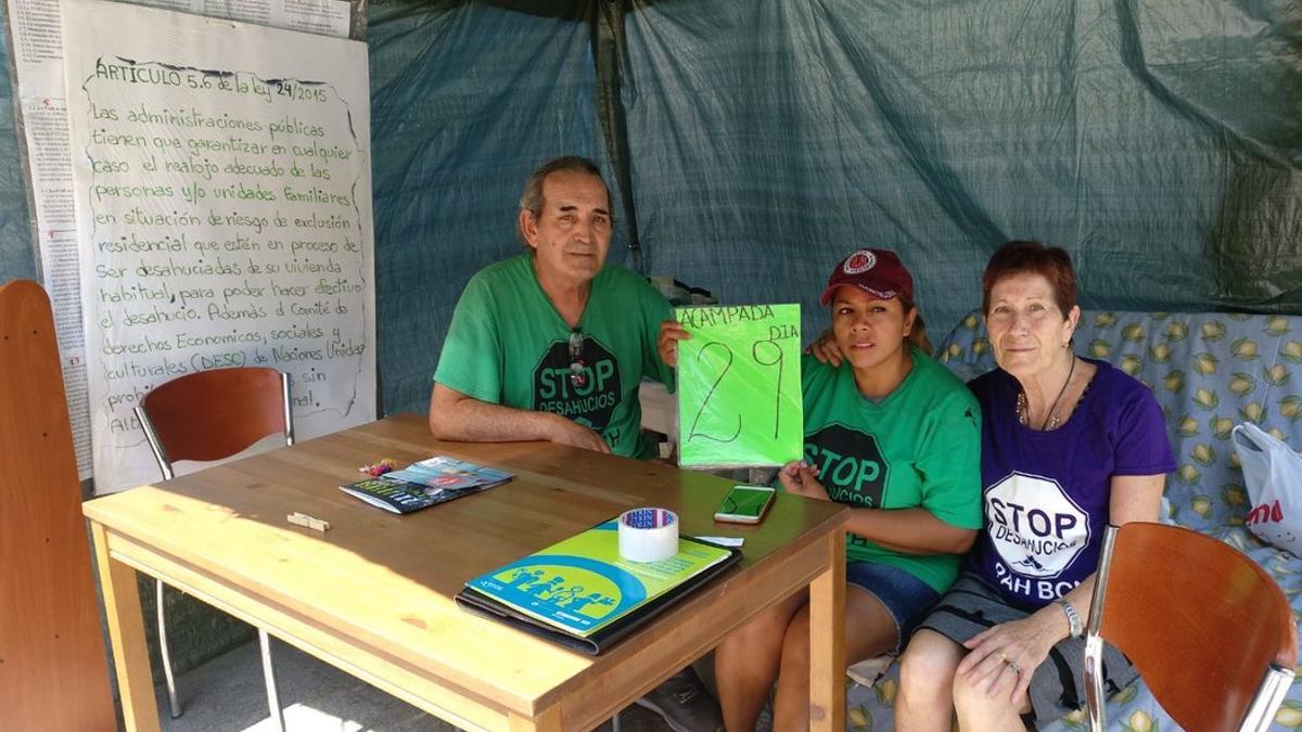 Ingrid, en el centro de la imagen, acompañada por el portavoz de la PAH L'Hospitalet, Didac Segura, y otra miembro de la plataforma