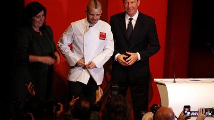 David Muñoz, amb la jaqueta que l&#039;acredita com a guanyador de la tercera estrella Michelin.