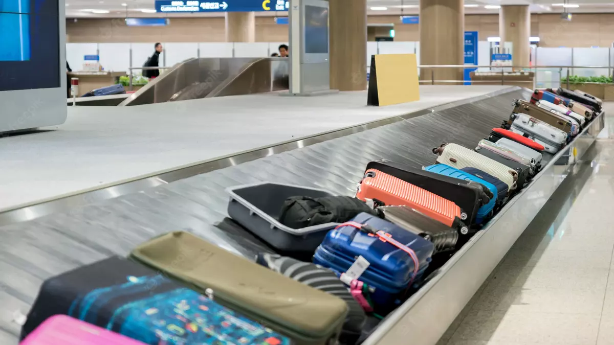 Cinta transportadora de maletas de un aeropuerto.