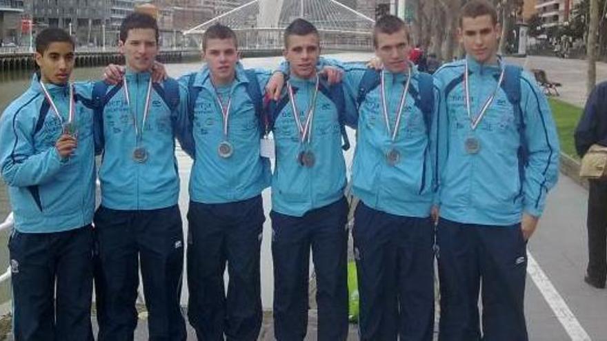 El equipo de campo a través del Club Cueva de Nerja de Atletismo, en categoría júnior, logró el pasado domingo un histórico subcampeonato europeo en Bilbao.