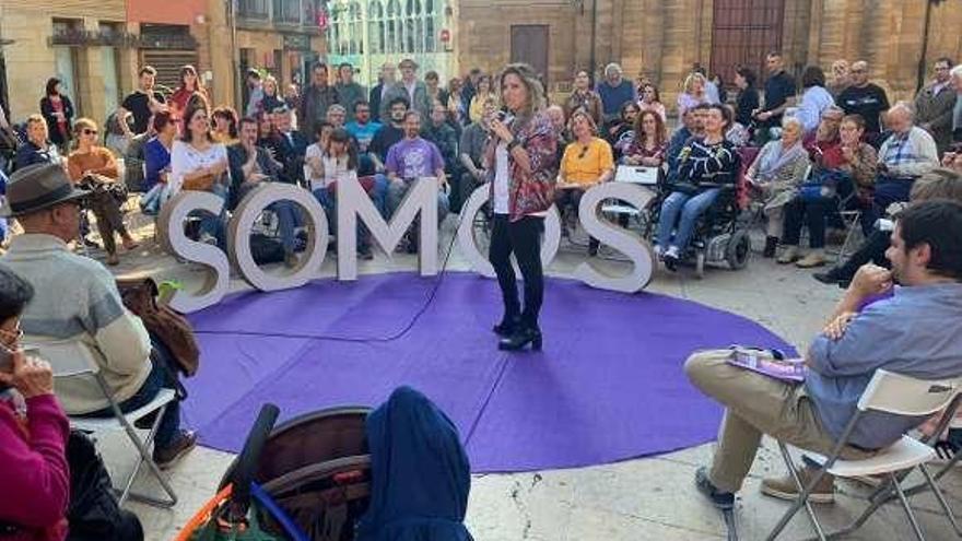 Encuentro con colectivos sociales en la plaza del Ayuntamiento