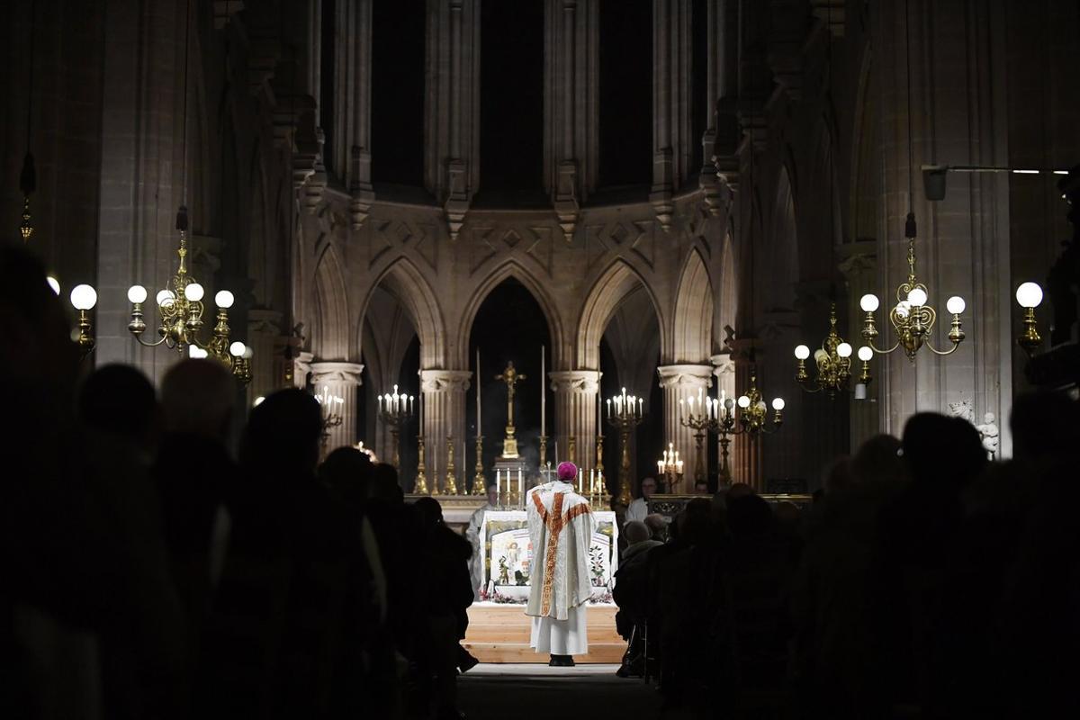 Paris (France), 25/12/2019.- Bishop Philippe Marsset leads a midnight mass for Christmas at the Saint Germain l’Auxerrois church in Paris, France, 25 December 2019. French officials confirmed on 21 December 2019 that Notre Dame will not hold a traditional Christmas mass for the first time since 1803, as works continue on the cathedral eight months after a devastating fire that broke out on 15 April 2019. (Incendio, Francia) EFE/EPA/JULIEN DE ROSA