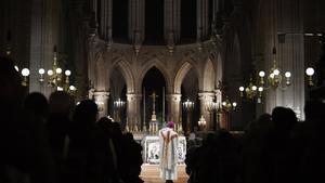 Paris (France), 25/12/2019.- Bishop Philippe Marsset leads a midnight mass for Christmas at the Saint Germain l’Auxerrois church in Paris, France, 25 December 2019. French officials confirmed on 21 December 2019 that Notre Dame will not hold a traditional Christmas mass for the first time since 1803, as works continue on the cathedral eight months after a devastating fire that broke out on 15 April 2019. (Incendio, Francia) EFE/EPA/JULIEN DE ROSA