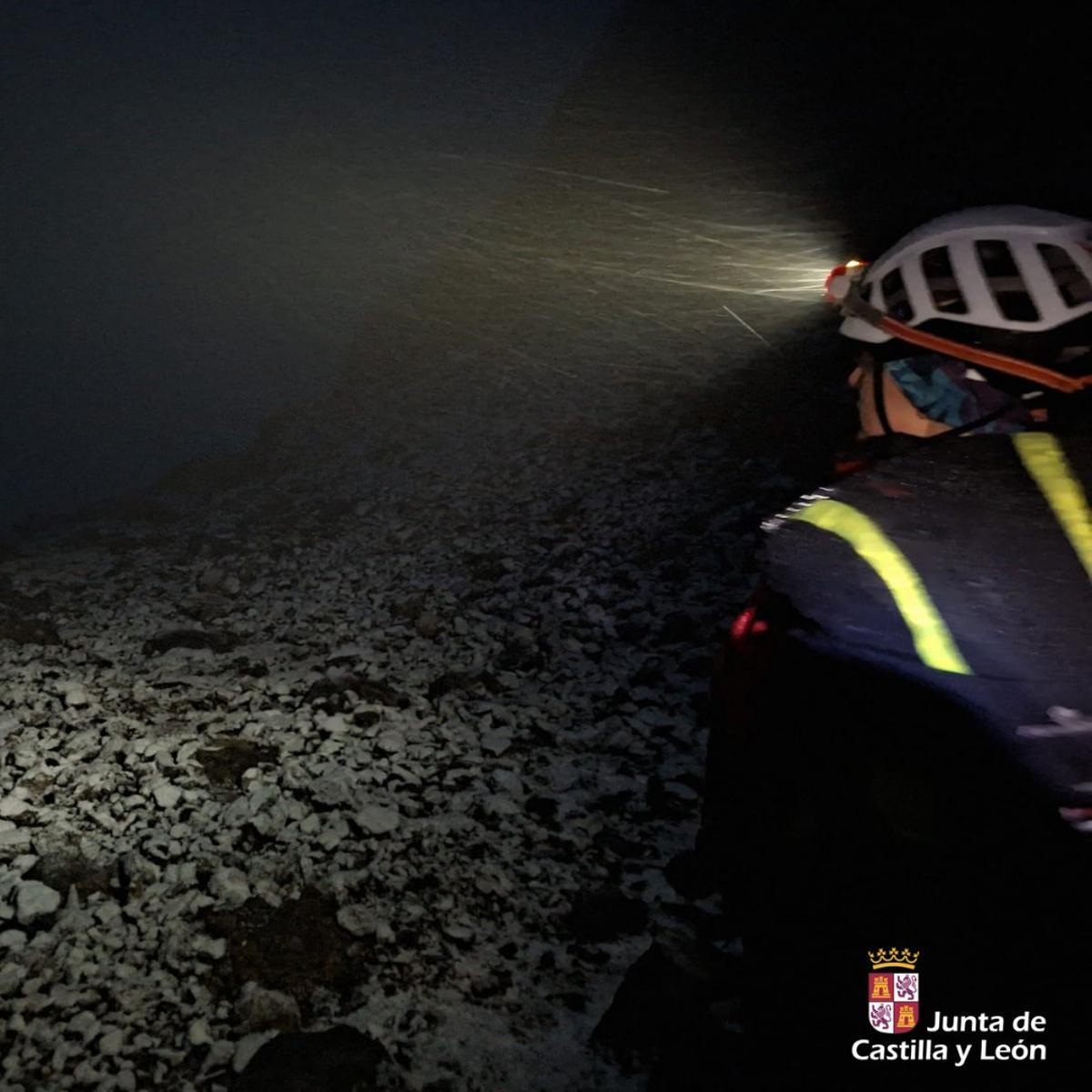Un rescatador en plena nevada en Picos de Europa.