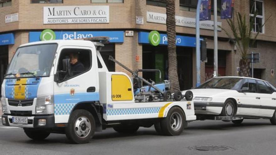 La grúa municipal podrá entrar en la zona del puerto para llevarse los coches mal aparcados