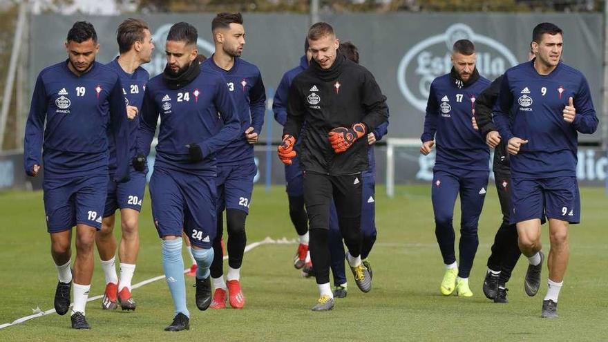 Los jugadores del Celta trotan sobre el césped de A Madroa durante el entranamiento matinal celebrado ayer a puerta cerrada. // Alba Villar