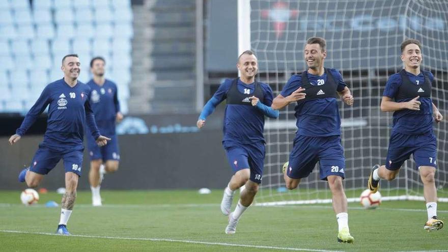 Iago Aspas, Lobotka, Kevin y Emre Mor sonríen durante el entrenamiento de ayer en el estadio de Balaídos. // Ricardo Grobas