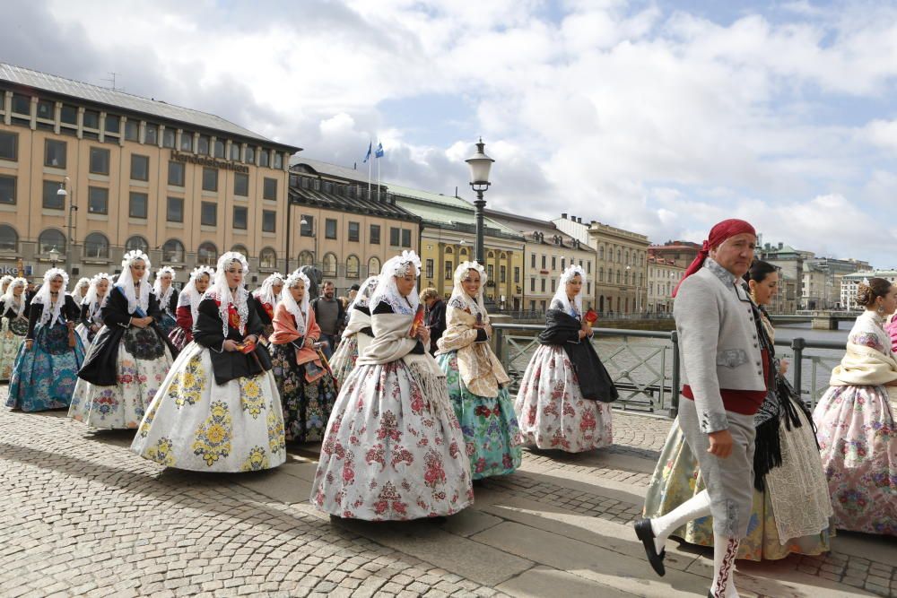 La música alicantina, el arroz, los trajes tradicionales triunfan en el desfile por Göteborg