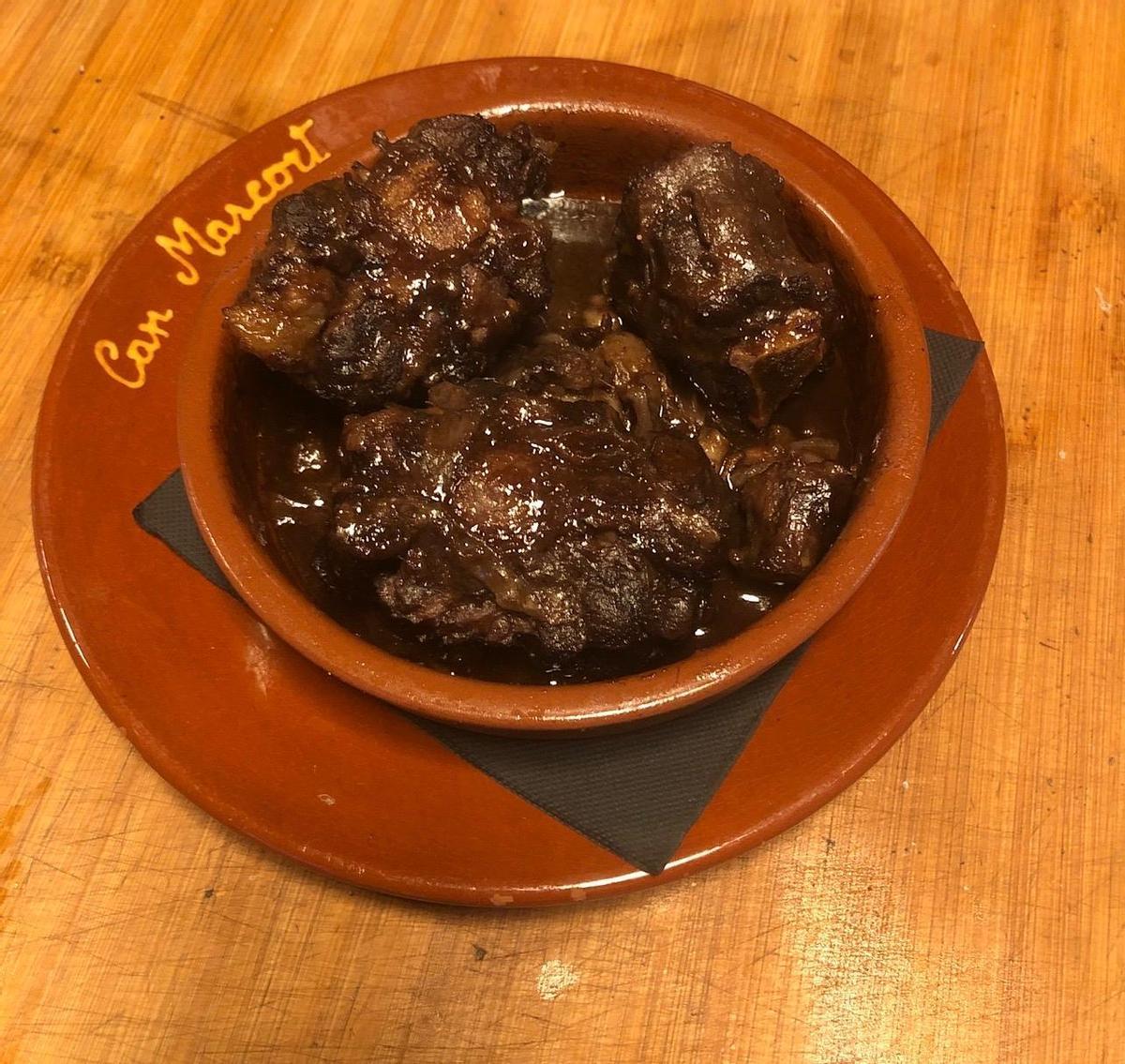 Cua de bou amb vi negra de l’Empordà.